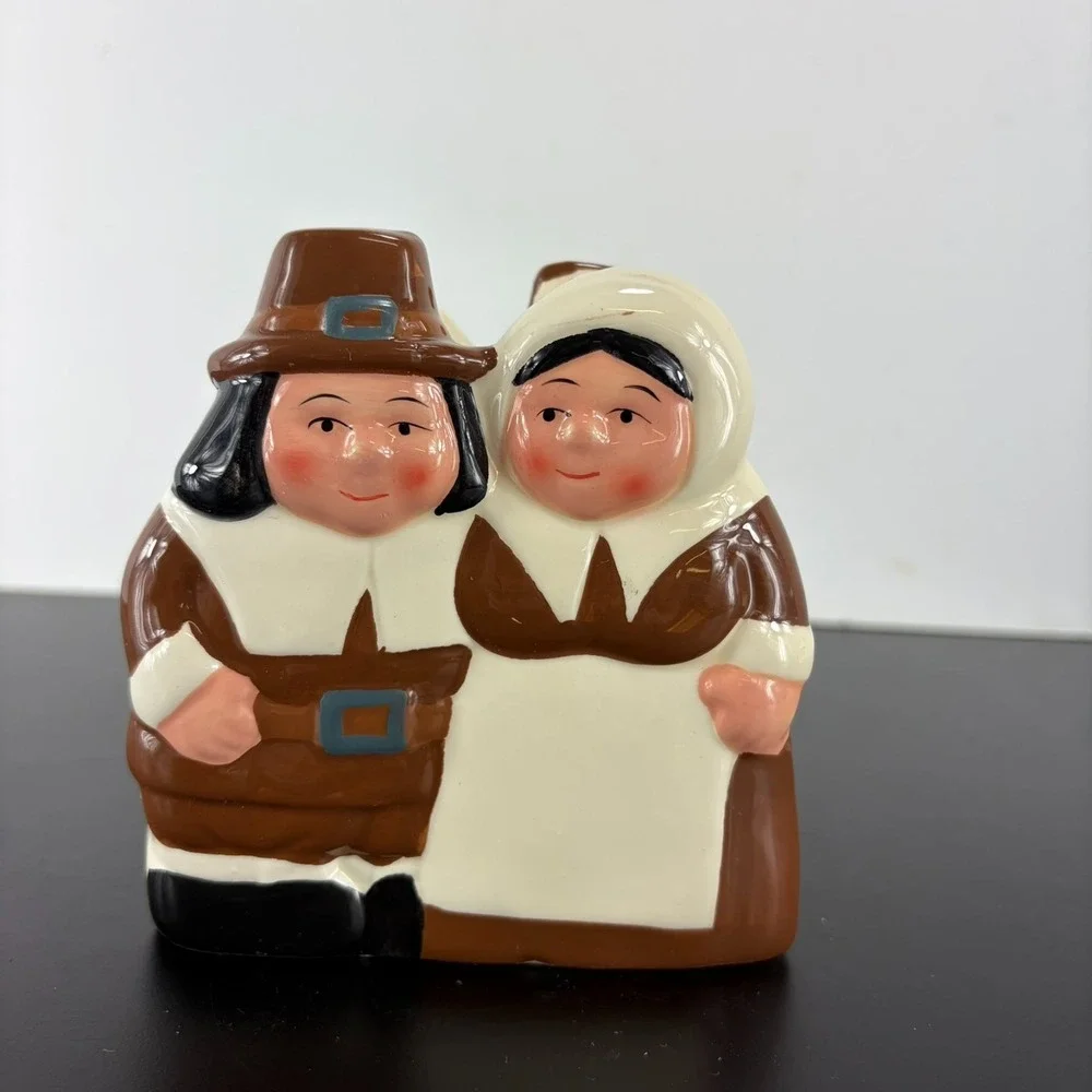 Publix 2002 Pilgrim Pair Ceramic Napkin Holder Thanksgiving Holiday Decor